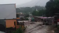Banjir bandang menerjang wilayah Kecamatan Cicurug, Kabupaten Sukabumi, Jawa Barat, Senin (21/9/2020).