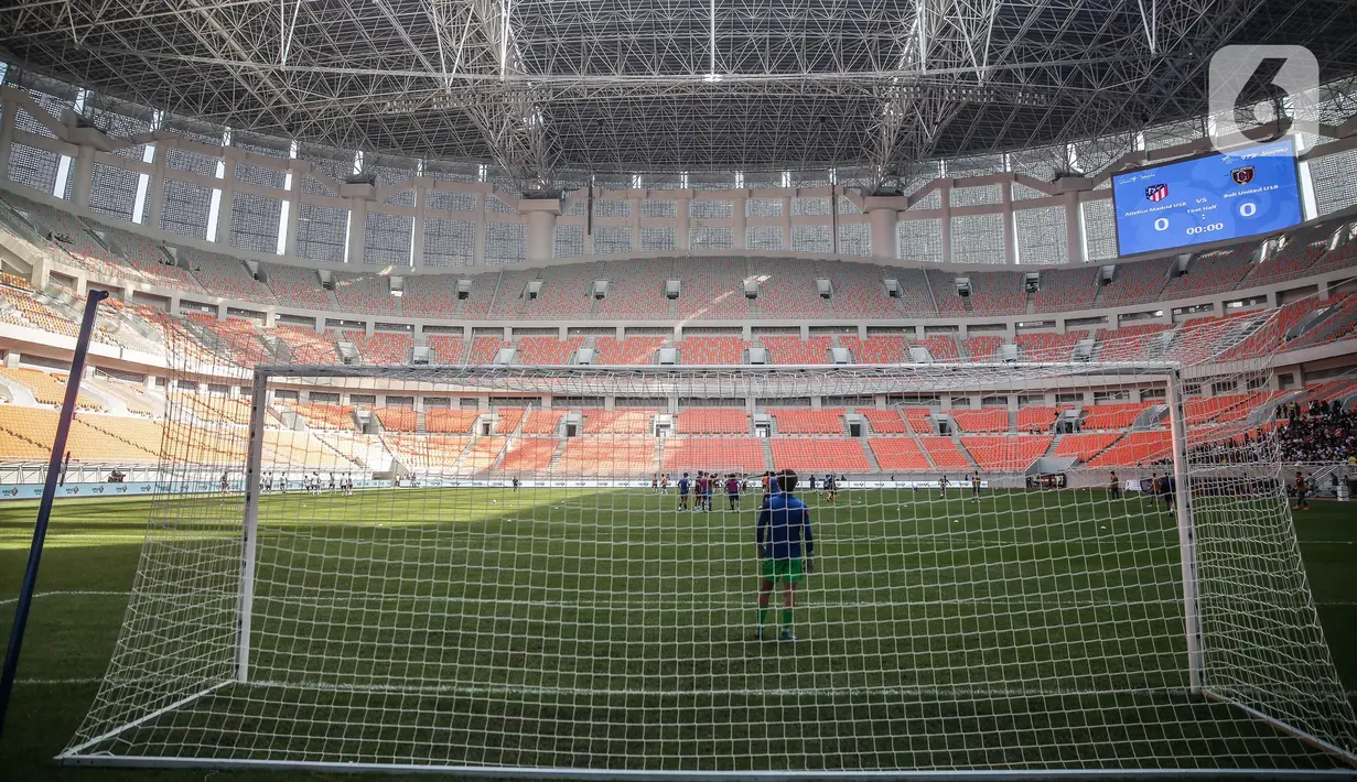 Sejumlah pemain berlatih sebelum laga International Youth Championship (IYC) 2021 di Jakarta International Stadium (JIS), Jakarta, Rabu (13/4/2022). Kompetisi IYC 2021diikuti oleh empat tim yakni Barcelona U-18, Atletico Madrid U-18, Indonesia All Star U-20, dan Bali United U-18. (Liputan6.com/Faiza
