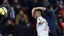 Pemain Montpellier, Ramy Bensebaini (kiri) berebut bola dengan pemain Paris Saint-Germain, Zlatan Ibrahimovic  pada lanjutan Liga 1 Prancis di Stadion Parc des Princes, Paris. (AFP/Franck Fife)