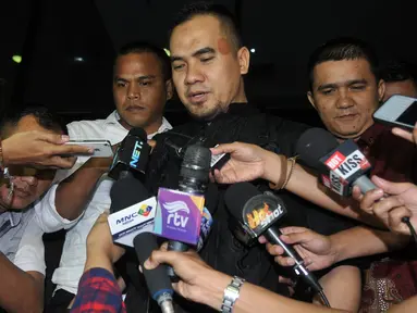 Saipul Jamil memberikan keterangan pers usai menjalani pemeriksaan di Gedung KPK, Jakarta, Senin (18/7). Saipul diperiksa sebagai saksi dalam perkara tindak pidana korupsi penerimaan hadiah atau janji. (Liputan6.com/Johan Tallo)