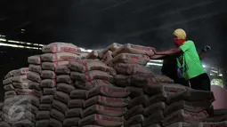 Pekerja tengah meletakkan karung semen di Jakarta, Rabu (27/1). Kenaikan ini terjadi seiring mulai bergulirnya proyek-proyek infrastruktur pada semester II-2015. (Liputan6.com/Angga Yuniar)