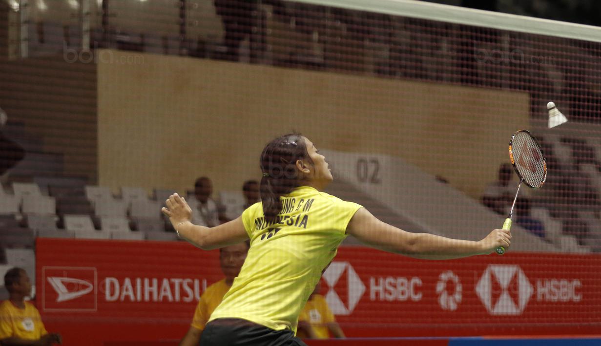 Pebulutangkis Indonesia, Gregoria Mariska, saat melawan pebulutangkis Denmark, Sofie Holmboe Dahl, pada laga Indonesia Masters 2018 di Istora Senayan, Selasa (23/1/2018). Gregoria menang 21-12 dan 21-13 atas Sofie Holmboe. (Bola.com/M Iqbal Ichsan)