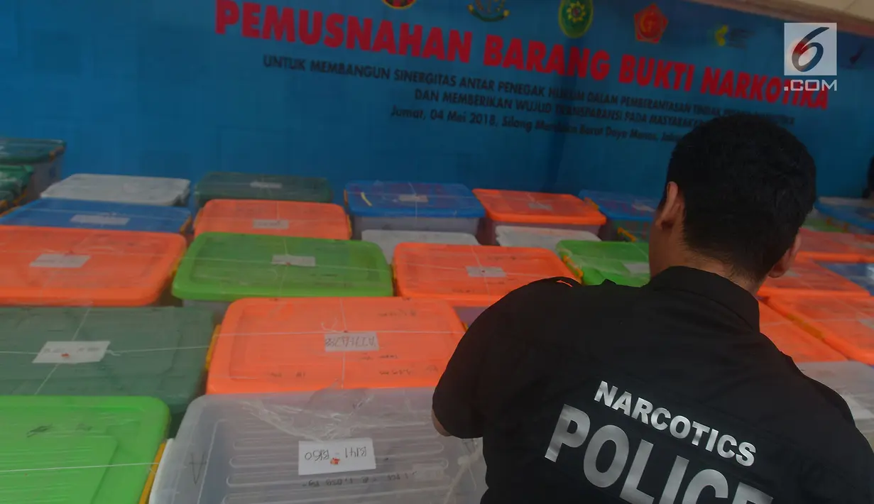 Petugas menata boks plastik berisi barang bukti narkotika jenis sabu sebelum pemusnahan di lapangan silang Monas, Jakarta, Jumat (4/5). Sabu 2,647 ton yang dimusnahkan adalah hasil sitaan dari dua kasus dengan delapan tersangka. (Merdeka.com/Imam Buhori)