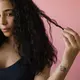 Rambut keriting memiliki karakter yang berbeda dari rambut lurus. Karena itu, perawatannya pun perlu disesuaikan agar ikal tetap sehat dan terbentuk dengan baik. (Foto/Dok: Pexels)