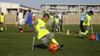 Seorang anak Palestina yang diamputasi menggiring bola saat berlatih di lapangan bermain al-Durra di kota Dier al-Balah, Jalur Gaza tengah (18/10/2019). Tim ini diawasi oleh pelatih Irlandia yang diamputasi Simon Baker.  (AP Photo/Hatem Moussa)