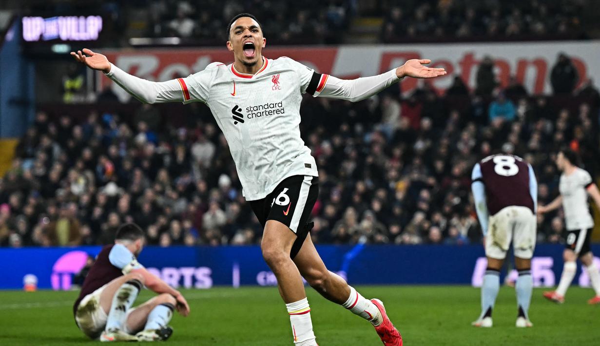 Pemain Liverpool, Trent Alexander Arnold merayakan gol penyeimbang 2-2 ke gawang Aston Villa dalam laga lanjutan Liga Inggris 2024/2025 di Villa Park, Brimingham, Inggris, Rabu (19/02/2025) waktu setempat. (AFP/Paul Ellis)