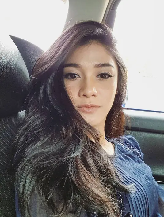 Walaupun masih muda, akan tetapi gadis yang akrab disapa Nay ini punya karier yang sukses. Soal penampilan, ia dikenal jarang mengenakan pakaian yang terbuka. (Foto: instagram.com/naymirdad)