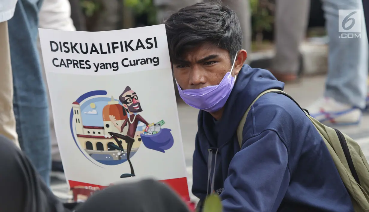 Salah satu peserta aksi massa Gerakan Nasional Kedaulatan Rakyat saat unjuk rasa di depan Gedung Bawaslu, Jl MH Thamrin Jakarta, Selasa (21/5). Mereka menolak hasil Pemilu 2019 yang dinilai banyak terdapat kecurangan. (Liputan6.com/Helmi Fithriansyah)