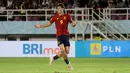 Pemain Timnas Spanyol U-17, Marc Guiu melakukan selebrasi setelah mencetak gol kemenangan timnya ke gawang Timnas Jepang U-17 pada laga 16 besar Piala Dunia U-17 2023 di Stadion Manahan, Solo, Senin (20/11/2023). (Bola.com/Arief Bagus)
