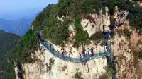 Mengerikan, Jembatan Kaca Setinggi 1.000 Meter di China Retak 