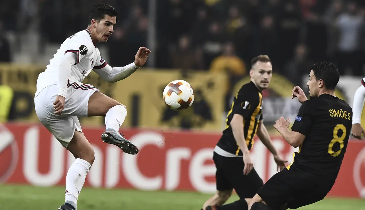 Striker AC Milan, Andre Silva, mengontrol bola saat melawan AEK Athens pada laga Liga Europa di Stadion Olympic, Athens, Kamis (2/11/2017). Kedua klub bermain imbang 0-0. (AFP/Aris Messinis)