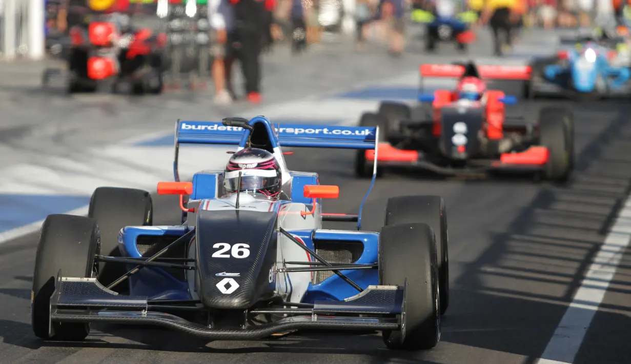 Pebalap Indonesia, Presley Martono, memacu kecepatan saat balapan pertama seri kelima Formula Renault 2.0 Eurocup Hungaria di Sirkuit Hungaroring, Sabtu (1/7/2017). Start dari posisi ke-21, Presley finis di peringkat ke-17. (Bola.com/Reza Khomaini)