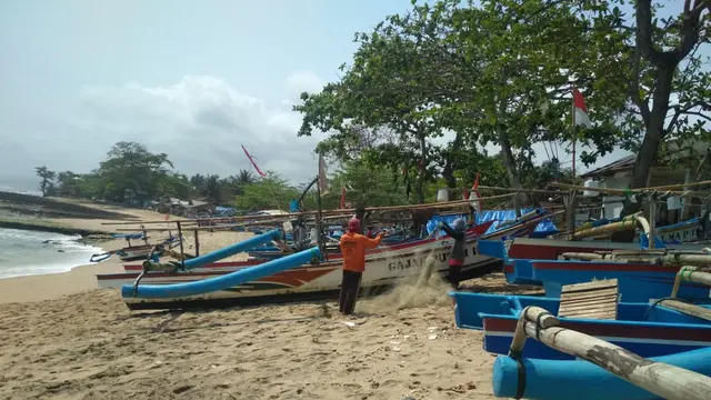 Deretan perahu di pantai Rancabuaya, Garut terpaksa menepi saat ombak besar menghadang