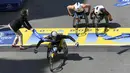 Marcel Hug dari Swiss melintasi garis finish pada kategori kursi roda pada Boston Marathon, Boston, Massachusetts, (18/4/2016). (REUTERS/Gretchen Ertl)   