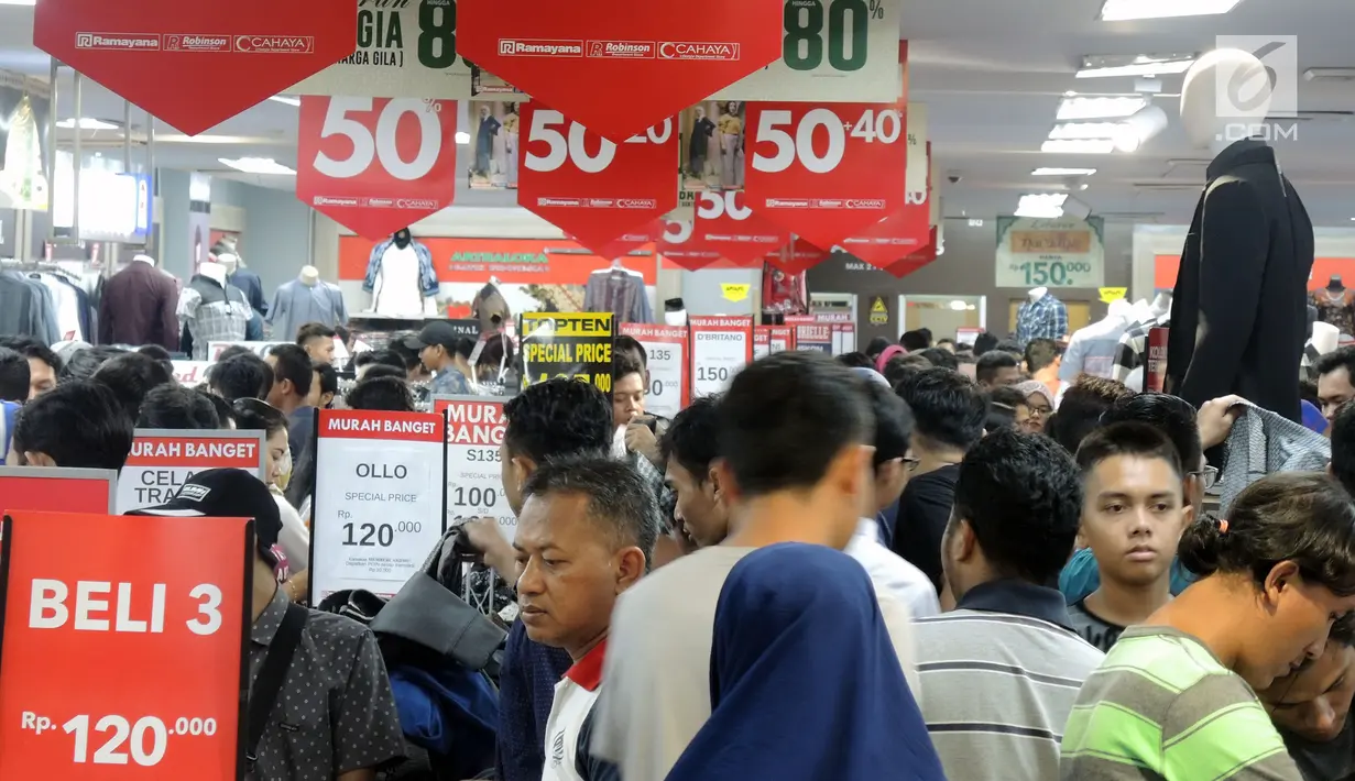 Pengunjung memadati Mal Ciputra Semarang, Selasa (12/6). Sejumlah pusat perbelanjaan menawarkan berbagai program menarik guna merebut hati konsumen yang berbelanja untuk merayakan Idul Fitri. (Liputan6.com/Gholib)