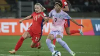 Pemain Jepang, Hinata Miyazawa (kanan) mencetak gol ketiga timnya dibayangi pemain Norwegia, Thea Bjelde pada laga 16 besar Piala Dunia Wanita 2023 di Wellington Regional Stadium, Wellington, Selandia Baru, Sabtu (05/08/2023). (AFP/Marty Melville)