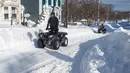 Warga mengendarai all-terrain saat salju tebal menyelimuti Kota St John's, Newfoundland, Kanada, Sabtu (18/1/2020). St John's menghadapi keadaan darurat ketika salju tebal memaksa pusat-pusat bisnis tutup dan kendaraan dilarang melintas di jalan raya. (Andrew Vaughan/The Canadian Press via AP)