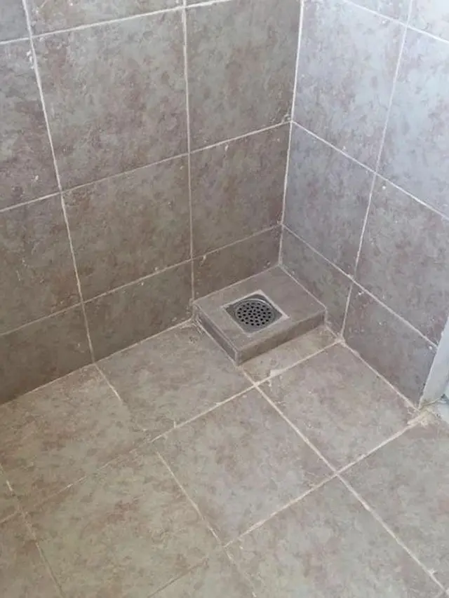 6 Potret Lantai Kamar Mandi Ini Nyeleneh, Enggak Habis Pikir