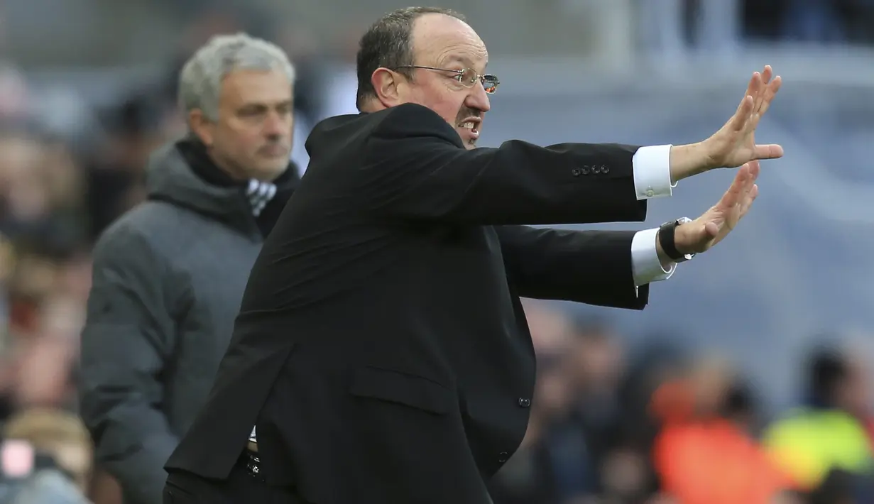 Aksi pelatih Newcastle United, Rafael Benitez (kanan) memberikan arahan kepada timnya saat melawan Manchester United pada laga Premier League di St James' Park, Newcastle, (11/2/2018). Necastle menang 1-0 atas Manchester United. (AFP/Lindsey Parnaby)