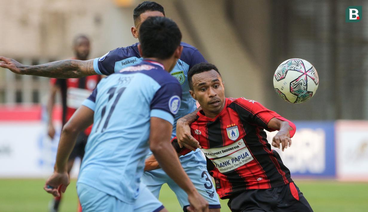 Gelandang Persipura Jayapura, Todd Rivaldo Ferre (kanan) berebut bola dengan dua pemain Persela Lamongan dalam laga pekan kedua BRI Liga 1 2021/2022 di Stadion Wibawa Mukti, Cikarang, Jumat (10/09/2021). (Foto: Bola.com/Bagaskara Lazuardi)