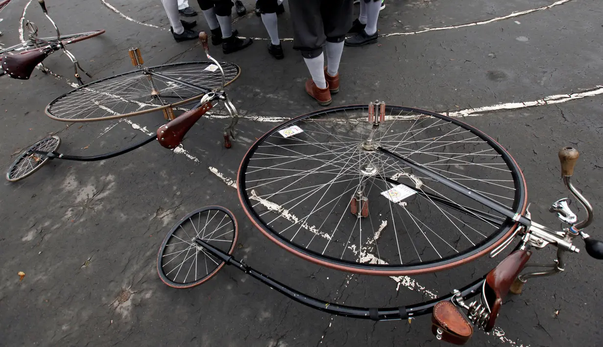 Para peserta bersiap mengikuti balapan sepeda Penny Farthing tahunan di Praha, Republik Ceko (5/11). Dahulu Sepeda dengan roda depan besar jenis ini sangat populer di seluruh Eropa. (Reuters/David W Cerny) 
