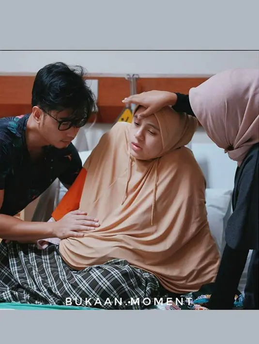 "Inilah perjalanan melahirkan “lembar putih trinycta”," tulis presenter dan penyiar radio itu mengawali sebagai keterangan foto yang membuat banyak warganet terharu dengan perjuangan melahirkan anak keduanya yang diberinama Lembar Putih Trinycta.