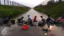 Warga mencuci pakaian di sungai yang menjadi pembatas di area Bandara Soetta, Tangerang (28/9/2015). Akibat kemarau panjang membuat pasokan air menjadi kering sehinga warga yang bermukim nekat menerobos pagar untuk mencuci. (Liputan6.com/Angga Yuniar)