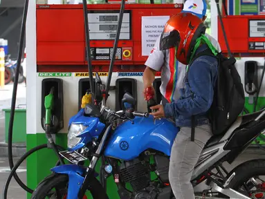 Pengendara mengisi bahan bakar minyak (BBM) di SPBU Abdul Muis, Jakarta, Jumat (2/2). Kenaikan harga minyak dunia berpotensi mendorong inflasi. (Liputan6.com/Angga Yuniar)