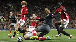 Bek Manchester United, Daley Blind, berusaha menahan laju bek Southampton, Virgil van Dijk. Meski menang 2-0, penguasaan bola MU kalah dibanding Southampton yang mencapai 54 persen. (Reuters/Darren Staples)