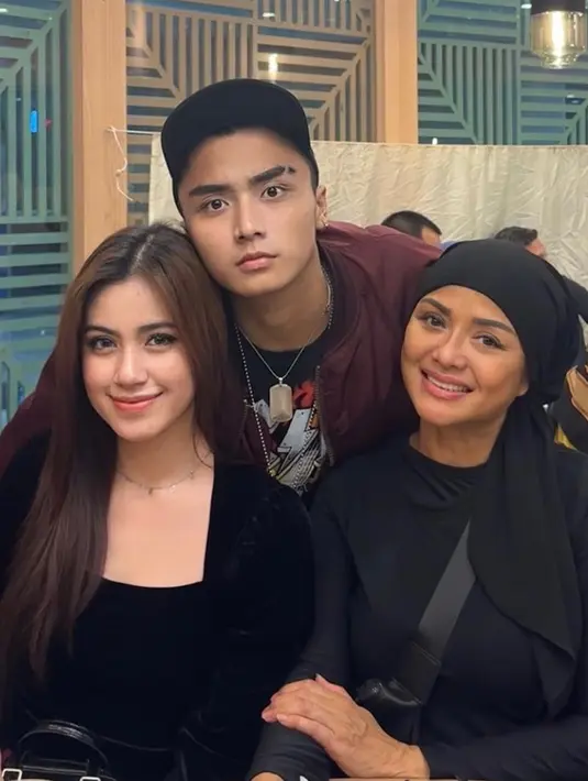 Kini kebersamaan itu seakan luntur karena perilaku Leon yang tidak pantas. Selain diduga melakukan penganiayaan dan pengancaman kepada sang pacar, Leon juga terlihat mengolok-olok polisi dengan kata-kata kasar. Dalam foto yang viral, aktor 26 tahun itu juga mengejar Rinoa hingga masuk toilet wanita. (Liputan6.com/IG/@official.bethariasonata)