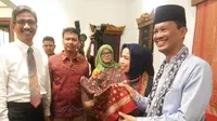 Miskin Potensi Alam, Bagaimana Akrobat Palembang? 