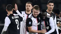 Para pemain Juventus merayakan gol yang dicetak oleh Matthijs de Ligt ke gawang Torino pada laga Serie A Italia di Stadion Olimpico, Turin, Sabtu (2/11). Torino kalah 0-1 dari Juventus. (AFP/Marco Bertorello)