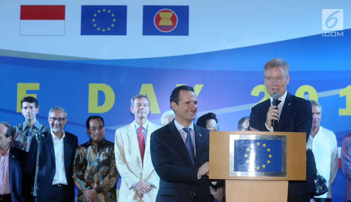 Duta Besar Uni Eropa untuk Indonesia, Vincent Guerent (kanan) memberi sambutan pada perayaan Europe Day 2018 di Jakarta, Rabu (9/5). Acara tersebut dihadiri Menlu Retno Marsudidan Menhub Budi Karya Sumadi. (Liputan6.com/Helmi Fithriansyah)