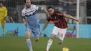 Aksi Hakan Calhanoglu pada laga semifinal Coppa Italia yang berlangsung di stadion Olimpico, Roma, Rabu (27/2). AC Milan bermain imbang 0-0 kontra SS Lazio. (AP Newsroom)