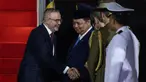 Perdana Menteri Australia Anthony Albanese (kiri) tersenyum setibanya di Bandar Udara Internasional Halim Perdanakusuma di Jakarta pada 14 Mei 2025. (YASUYOSHI CHIBA/AFP)
