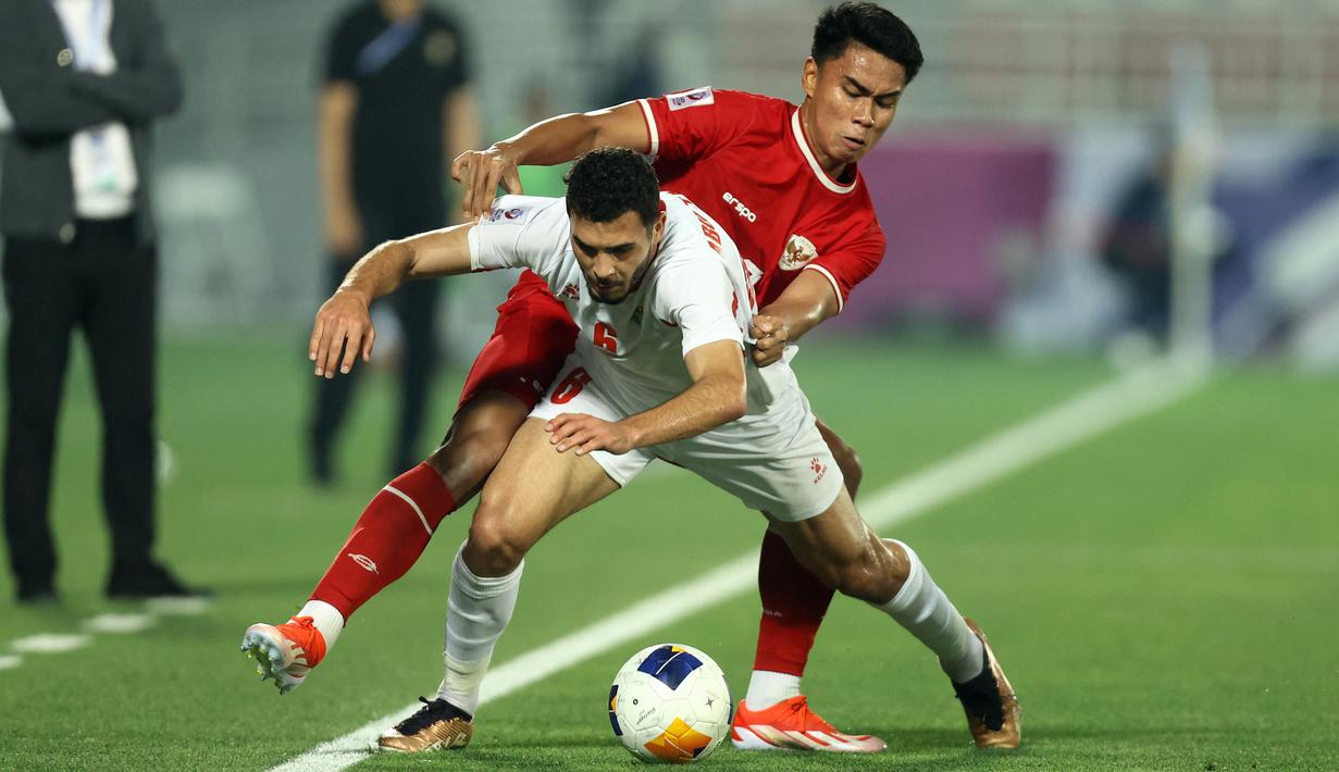 Memasuki babak kedua, timnas Indonesia U-23 tidak mengendorkan serangan. (KARIM JAAFAR/AFP)