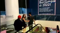 Keduanya lantas kembali kedapatan bersama saat meninggalkan lokasi konferensi pers. Tampak mereka menaiki eskalator. Wulan kembali memegang mesra lengan Sabda.(instagram.com/wulanguritno/sabdaahessa)