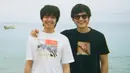 Dalam sejumlah potret yang diunggah oleh Irzan Faiq pada Selasa (11/2), memperlihatkan dia hadir di acara resepsi pernikahan Angga dan Shenina. Pada unggahan itu juga terselip foto lawas keakrabannya dengan Angga Yunanda saat liburan di sebuah pantai di Bali. (Liputan6.com/IG/@irzannfaiq)