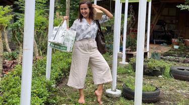 Hamil di usia 43 tahun, Widi Mulia tetap bahagia menyambut anak keempatnya. Pada momen Lebaran kemarin, istri Dwi Sasono ini sempat mudik ke Yogyakarta. Ia bahkan berpose sambil memanggul oleh-oleh dengan pakaian sederhana dan tanpa menggunakan alas kaki. (Liputan6.com/IG/@widimulia)