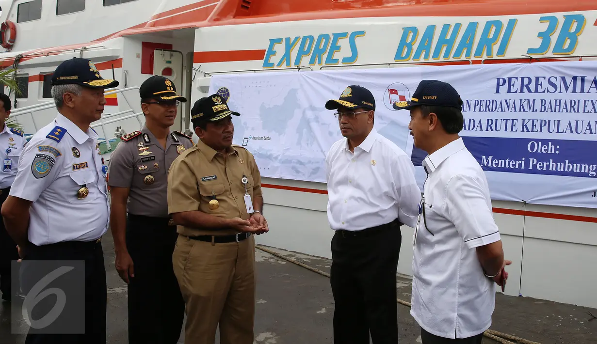 Menteri Perhubungan Budi Karya Sumadi (kedua kanan) berbincang dengan Plt Gubernur DKI Jakarta, Sumarsono saat peresmian Kapal Baru KM Express Bahari 38 milik PT Pelni di Sunda Kelapa, Jakarta, Selasa (10/1). (Liputan6.com/Johan Tallo)