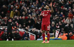 Penyerang Liverpool, Mohamed Salah, menyapa penggemar di Anfield usai laga antara Liverpool melawan Brighton and Hove Albion pada lanjutan Premier League 2025/2026, Sabtu (13/12/2025) malam WIB. (Paul ELLIS / AFP)