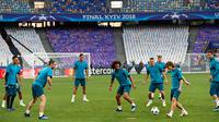 Pemain Real Madrid, Luka Modric mengoper bola selama sesi latihan menjelang final Liga Champions di NSC Olimpiyskiy Stadium, Kiev, Jumat (25/5). Final Liga Champions akan mempertemukan Real Madrid melawan wakil Inggris, Liverpool.  (AP/Pavel Golovkin)