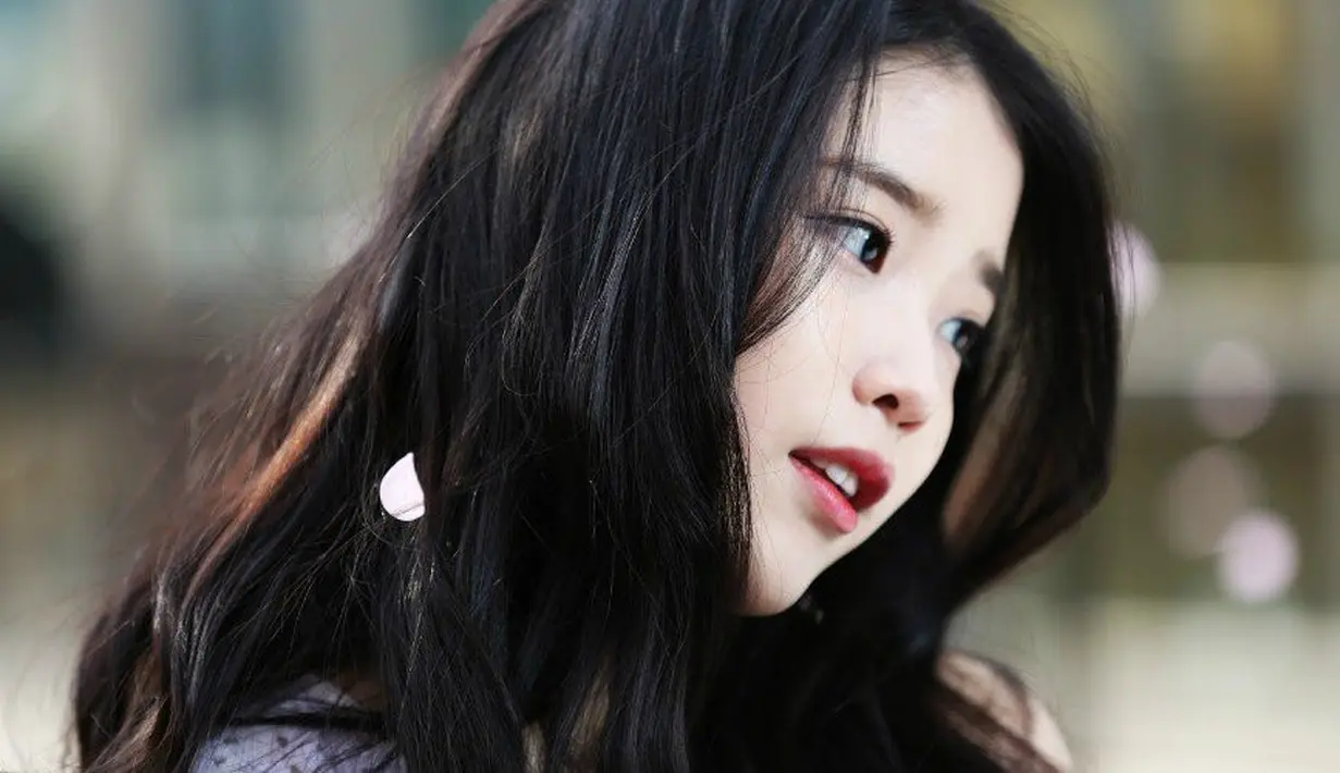 IU merasa tak enak hati menerima banyak hadiah mewah dari para penggemarnya. Saat ulang tahun ke-16, IU meminta agar para penggemarnya untuk tak lagi memberi hadiah kepadanya. (Foto: Allkpop.com)