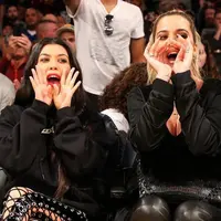 Khloe Kardashian dan Kourtney Kardashian tampak kompak. Keduanya memberikan semangat dan dukungan untuk Tristan Thompson yang sedang berjuang dalam pertandingan basketnya. (Instagram/kourtneykardashian)