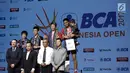 Ganda Campuran Indonesia, Tontowi Ahmad/Liliyana Natsir dan Zheng Siwei/Chen Qingchen asal China foto bersama Wakil Presdir BCA Armand W Hartono usai final BCA Indonesia Open 2017 di Jakarta, Minggu (18/6). (Liputan6.com/Faizal Fanani)