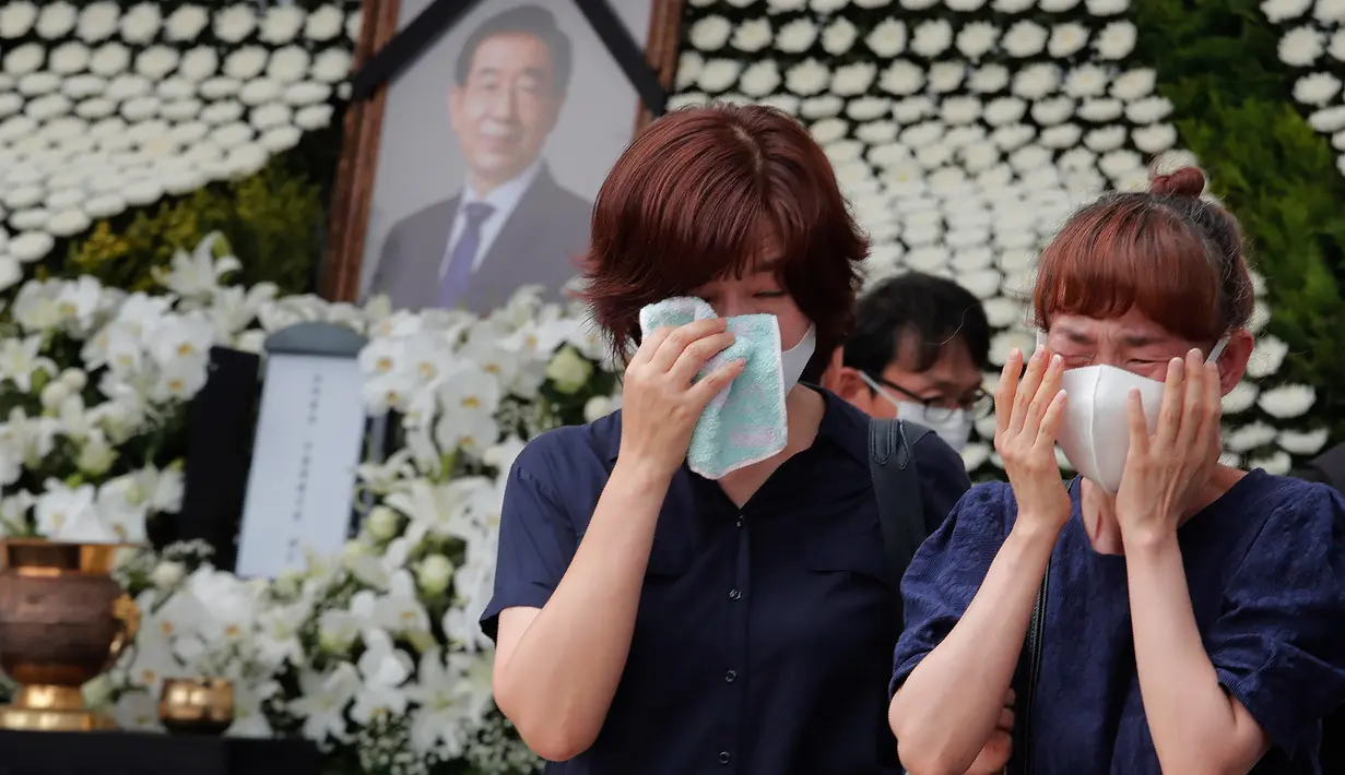 Para pelayat menangis di sebuah altar peringatan untuk almarhum Wali Kota Seoul Park Won-soon di Seoul City Hall Plaza, Sabtu (11/7/2020). Kematian mendadak Wali Kota Seoul, yang dilaporkan terlibat dalam tuduhan pelecehan seksual, menjadi sorotan publik. (AP/Ahn Young-joon)