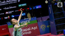 Pebulu tangkis ganda putri Jepang Chiharu Shida saat melawan pebulu tangkis ganda putri Jepang Yuki Fukusima/Sayaka Hirota pada pertandingan final East Ventures Indonesia Open 2022 di Istora Senayan, Jakarta, Minggu (19/6/2022). Nami Matsuyama/Chiharu Shida menjuarai East Ventures Indonesia Open 2022 usai mengalahkan Yuki Fukusima/Sayaka Hirota dengan skor 18-21, 21-14, dan 21-17. (Liputan6.com/Faizal Fanani)
