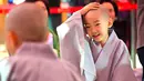 Reaksi seorang anak usai dicukur saat upacara 'Anak-anak Menjadi Buddha Monks', di kuil Jogye, Seoul, Rabu (19/4). Setelah upacara anak-anak akan tinggal di kuil selama dua minggu untuk mengikuti perayaan ulang tahun Buddha. (AFP PHOTO / JUNG Yeon-Je)