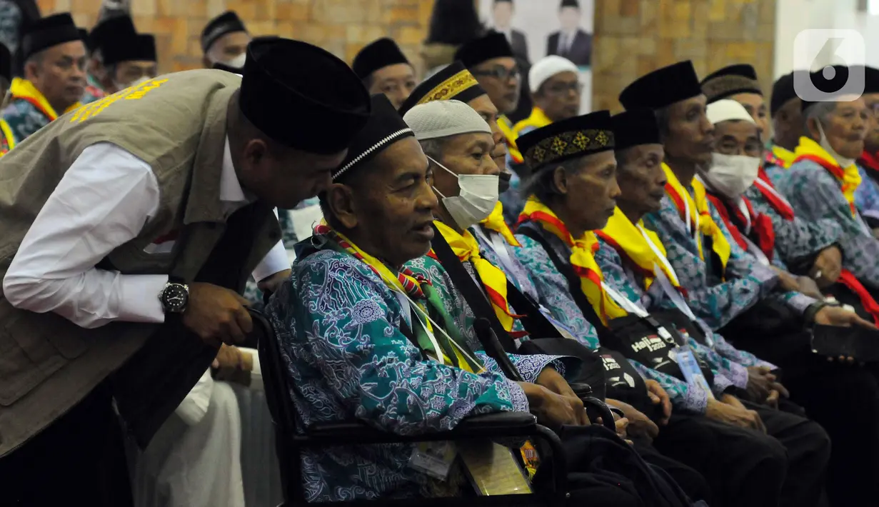 Sementara itu, jemaah calon haji tahun ini berjumlah 221 ribu, sebanyak 64 ribu jemaah merupakan lansia. Maka dari itu, tagline haji tahun ini adalah 'Haji Berkeadilan dan Ramah Lansia'. (merdeka.com/Imam Buhori)