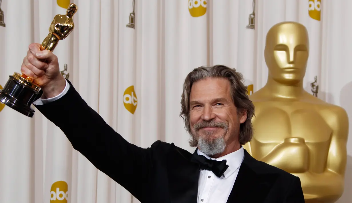 Aktor Jeff Bridges memenangkan kategori aktor terbaik pada ajang penghargaan Oscar ke-82 setelah perannya sebagai pemusik Country yang hidup menderita dalam film Crazy Heart. (AP Photo/Matt Sayles)